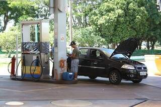 Na bomba de combustível, o consumidor já sente o aumento por causa dos impostos. (Foto: MArcos Ermínio)