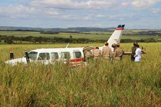 Aeronave da MS Taxi Aéreo ainda está na fazenda Palmeira e passa por perícia. (Foto:Fernando Antunes)