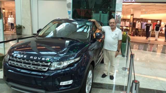 Professor ganha carro de luxo na promo&ccedil;&atilde;o de Natal do Bosque dos Ip&ecirc;s