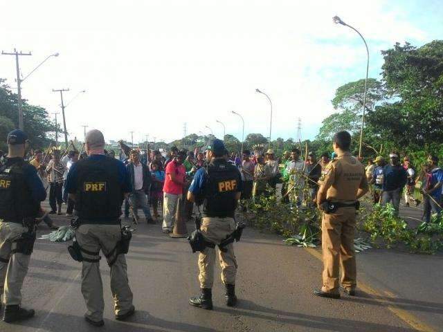 Em protesto, ind&iacute;genas interditam ponte na BR-163, entre MS e Paran&aacute;