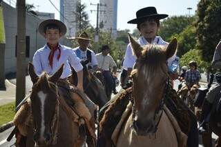 Crianças também foram à cavalgada, que abriu a Semana Farroupilha em MS (Foto: Cleber Gellio)