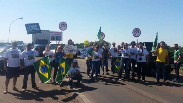 Grupo fecha trecho da BR-262 e faz sequ&ecirc;ncia de protestos contra Dilma