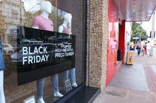 No Centro algumas lojas já aderiram ao Black Friday (Foto: Henrique Kawaminami)