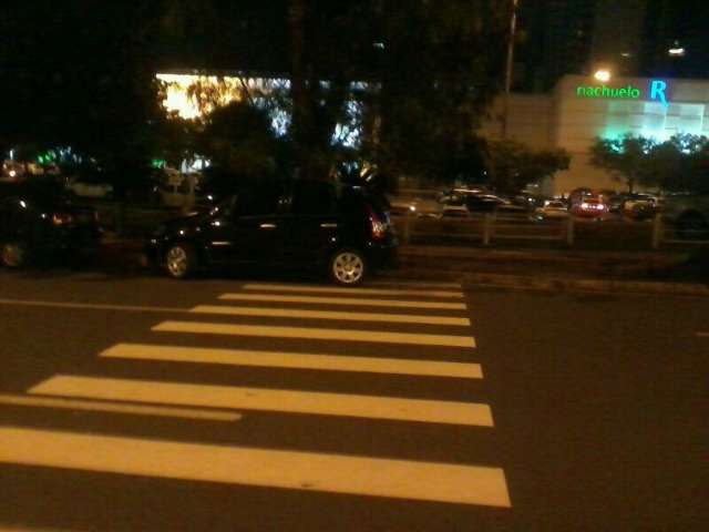 Leitor flagra carro parado em faixa de pedestre em frente &agrave; shopping da Capital