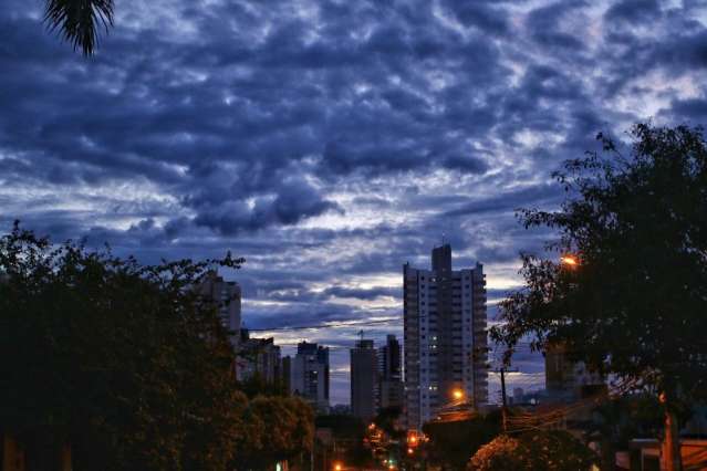 Quarta-feira com c&eacute;u nublado, possibilidade de chuvas e m&aacute;xima de 34&ordm;C