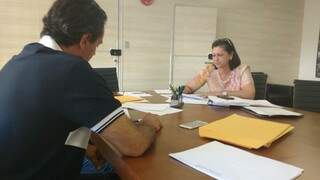 Secretária de Educação, Ilza Mateus, em reunião com prefeito neste domingo (22). (Foto: Alberto Dias) 
