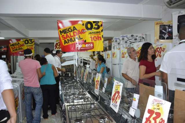 Sald&atilde;o em lojas de eletrodom&eacute;sticos atrai clientes e provoca fila