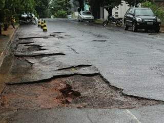 Rua Rio Grande do Sul, água levou parte do asfalto. (Foto: Marcos Ermínio)