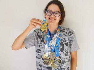 Em casa, ela já coleciona 19 medalhas. (Foto: Arquivo Pessoal)