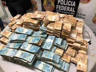 Dinheiro apreendido no quarto de um dos alvos (Foto: PF/Divulgação)