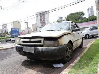 Carro ocupado por 4 pessoas pega fogo na Rua Joaquim Murtinho