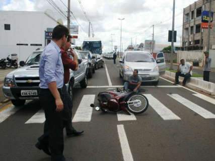  Motoqueiro dá preferência ao pedestre em faixa na Zahran e é atingido por carro