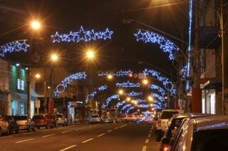 Imagem mostra decoração de Natal na 14 no ano de 2014. Este ano Reviva Centro promete novidades na iluminação (Foto: Arquivo/Campo Grande News)