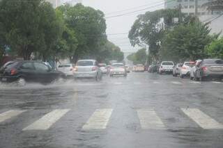 Na região central chuva é forte e motoristas devem redobrar atenção (Foto: Paulo Francis)