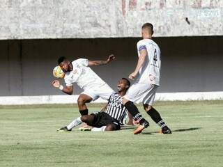 Operário e Corumbaense vão empatando sem gols no Morenão (Foto: Saul Schramm)