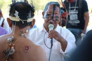 Índio com ferimento de bala de borracha nas costas (Foto: Helio de Freitas/Arquivo)