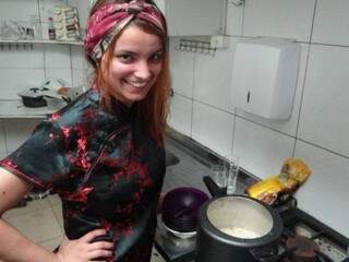 Com roupa de japonesa, Kamila prepara sobá para curitibanos (Foto: Divulgação)