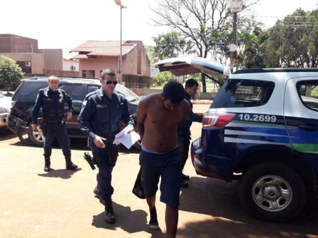 Briga entre amigos termina com jovem de 18 anos esfaqueado na barriga 