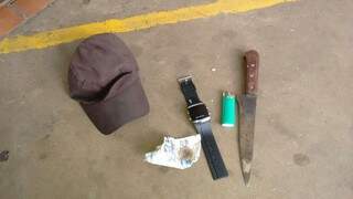O autor do assalto portava uma faca, o relógio da vítima e R$ 50 expropriados da carteira da mesma (Foto: Direto das Ruas)