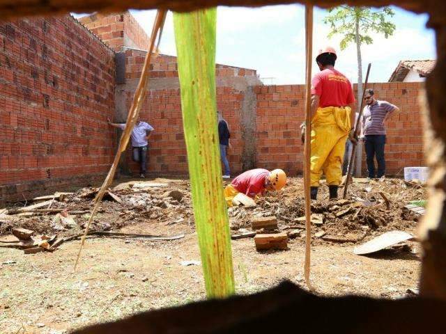 Pol&iacute;cia escava quintal em busca por corpo de mec&acirc;nico desaparecido