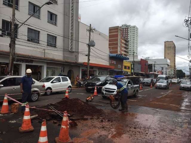 Obra interdita pista e motoristas ficam presos em congestionamento