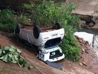Carro cai em c&oacute;rrego ap&oacute;s motorista dormir no volante, diz Bombeiros