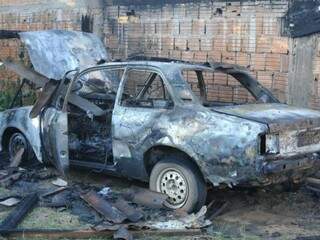 Curto-circuito causa inc&ecirc;ndio e destr&oacute;i Chevette no Jardim Los Angeles