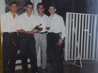 Na foto de 23 anos atrás estão, da esquerda para direta, José, Fábio, Vagner (que não estava na festa) e Rodiedson, o churrasqueiro. (Foto:Paulo Francis)