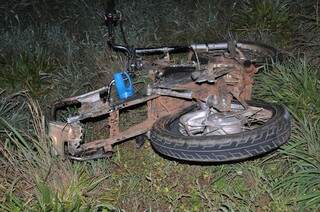 A moto foi deixada às margens da BR-060 (Foto: O Correio News)