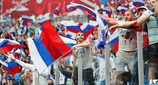 O entusiasmo pelo futebol não vai além das arquibancadas, e a Copa do Mundo parece distante dos russos duas semanas depois de iniciada 