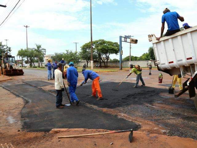 Tapa-buraco &eacute; suspenso por falta de seguran&ccedil;a de trabalhadores