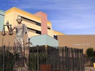 Suspeitos vão a juri após terem tentado matar três irmãos a facadas por vingança Suspeitos vão a juri após terem tentado matar três irmãos a facadas por vingança