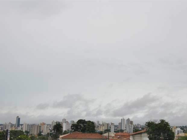 Previs&atilde;o para ter&ccedil;a-feira em MS &eacute; de tempo nublado, chuva e raios