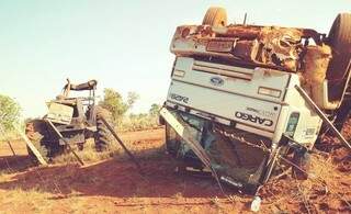 O caminhão que guinchava um trator, capotou e ficou destruído. (Foto: Clara Lúcia/ JP News)