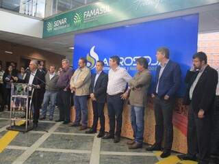 Governador Reinaldo Azambuja discursa durante lançamento da colheita de milho nesta quinta-feira (6) (Foto: Marina Pacheco)