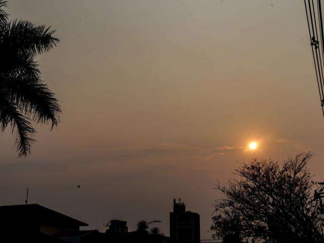 N&eacute;voa seca ap&oacute;s 1 m&ecirc;s sem chuva muda tons do sol em Campo Grande