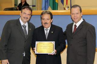 Deputado Arroyo, também engenheiro, recebeu placa de Paulo Siufi e do vereador Marcelo Bluma.