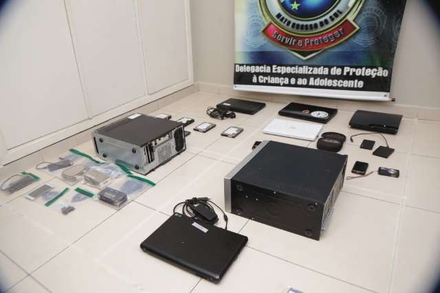 Funcion&aacute;rio da Central do Cidad&atilde;o &eacute; preso com fotos da filha de 15 anos nua