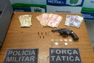 Dinheiro, arma e munições foram apreendidas. (Foto: Divulgação)