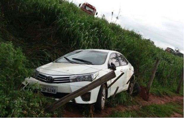 Adolescente fica ferida ao ser jogada de carro em movimento durante fuga