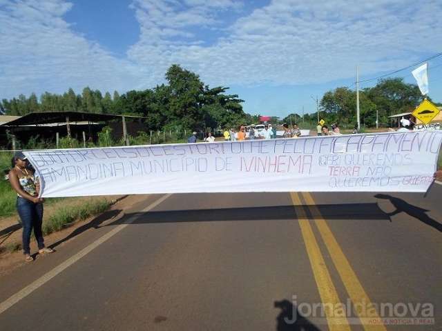 Trabalhadores sem terra bloqueiam rodovia MS 276 em Amandina