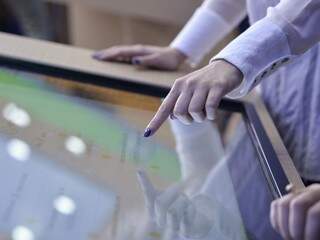 No Sicredi no Norte Sul, clientes podem usar autosserviço com tela touch screen. (Foto: Divulgação/Sicredi)