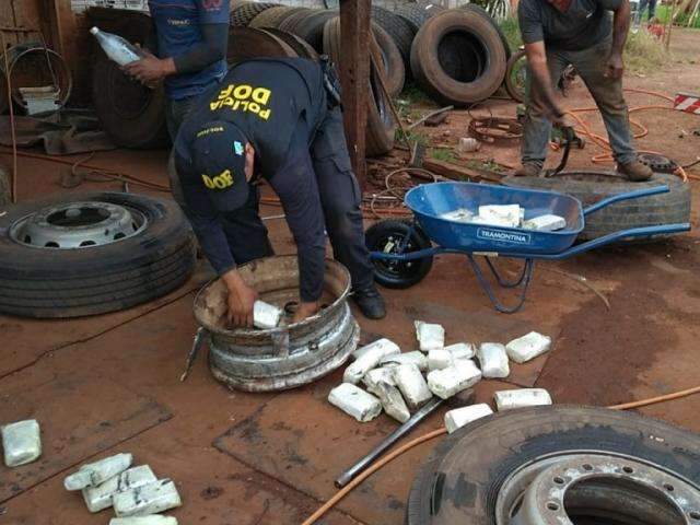 Dupla &eacute; presa com 520 quilos de maconha escondidas em pneus 