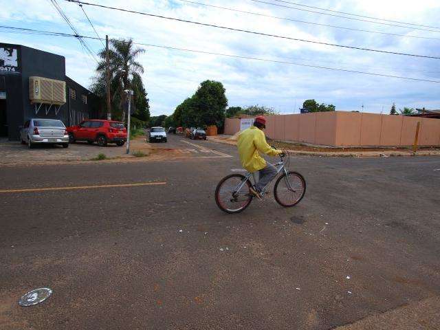 Bêbado, motorista de caminhão não respeita sinalização e mata motociclista 