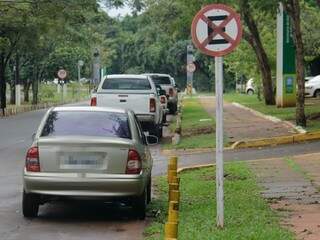 Carro estaciona em faixa amarela ao lado de placa indicando proibição (Foto: Alan Nantes)