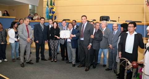 L&iacute;der Terena divulga jogos urbanos ind&iacute;genas e  recebe comenda
