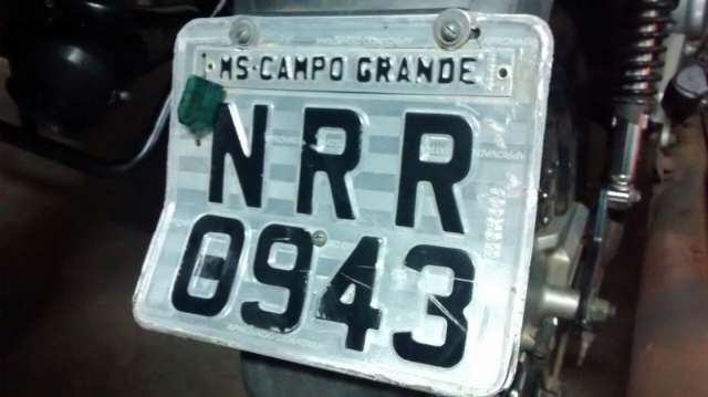 Guarda recupera moto roubada h&aacute; dois dias com fita isolante na placa