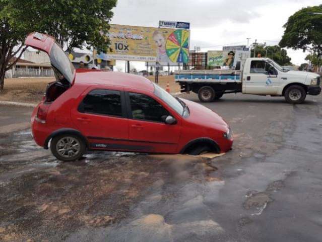 Asfalto cede e engole roda de ve&iacute;culo em avenida no interior