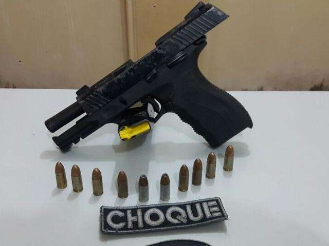 Jovem &eacute; preso em flagrante com pistola de uso restrito em casa de shows