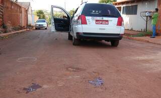 Crime aconteceu no Jardim Nasccente do Segredo. No asfalto ficaram as manchas de sangue. (Foto: Simão Nogueira)